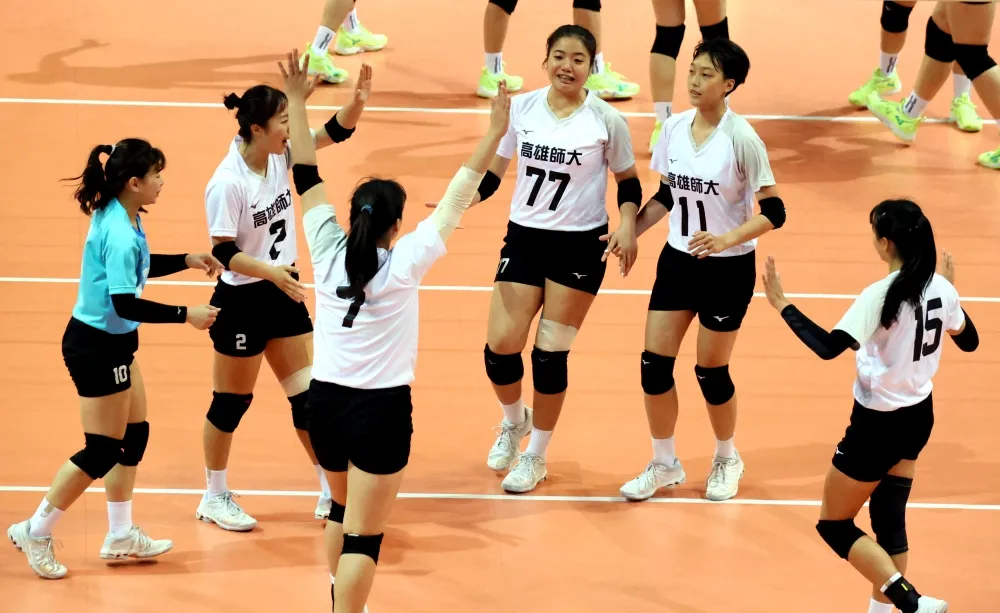 高雄師大打出好球後互相打氣。林嘉欣／攝影。