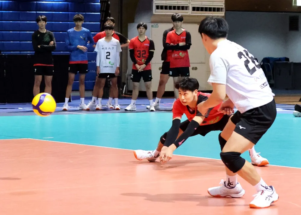 奮力救球的中原大學劉昱麟得22分。林嘉欣／攝影。