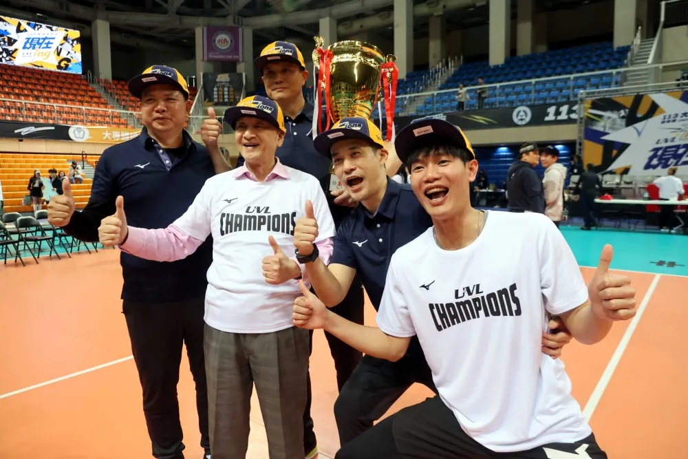 中原大學奪冠超嗨。林嘉欣/攝影。