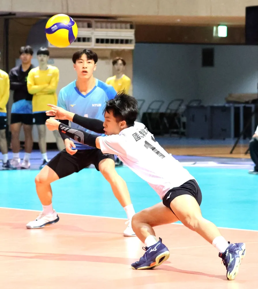 國北教大奮力救球。林嘉欣/攝影。