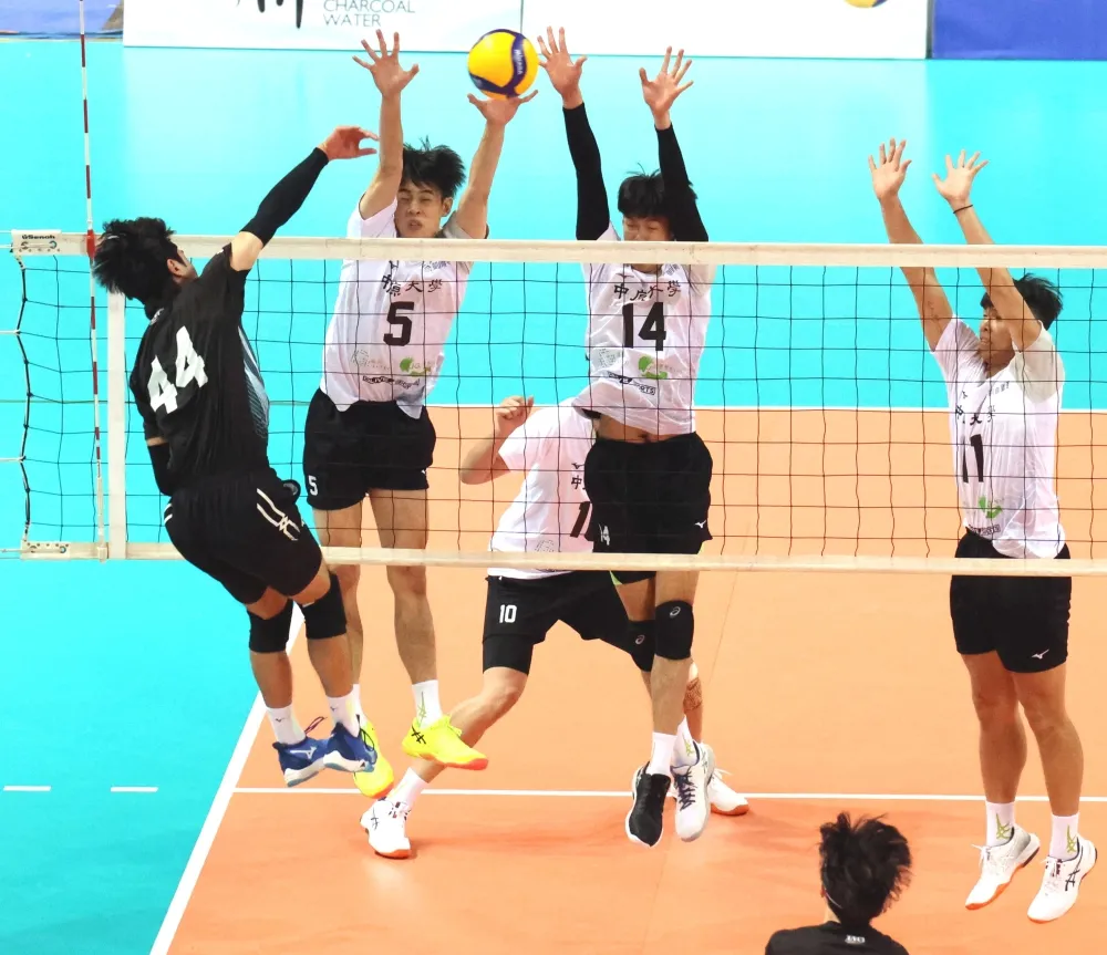 中原大學攔網精準。林嘉欣/攝影。