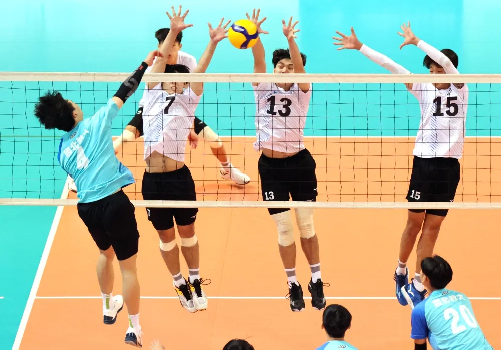 彰化師大三人六手聯防。林嘉欣/攝影。