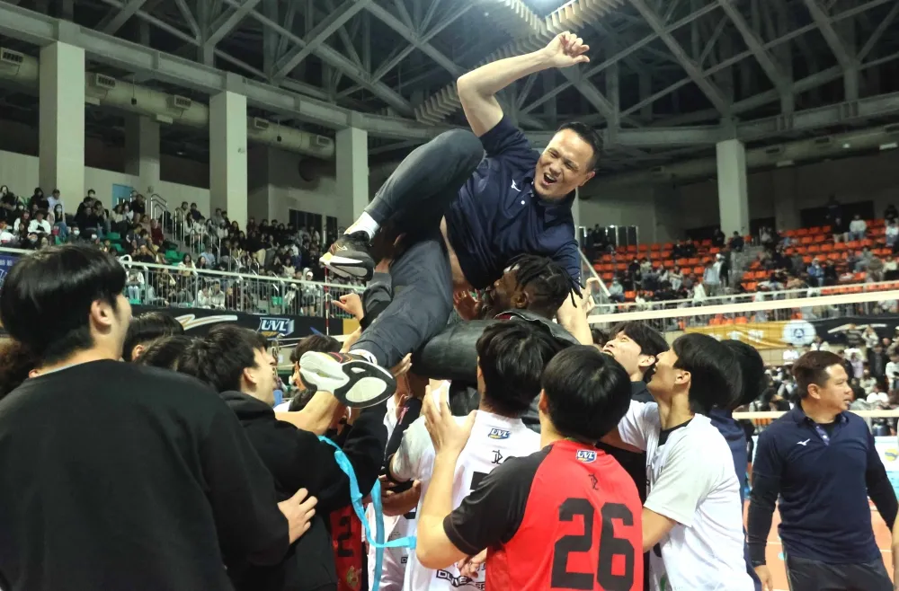 中原大學奪冠超嗨拋接教練陳克舟慶祝。林嘉欣/攝影。