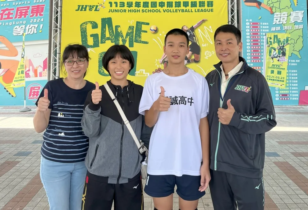 福誠教練張永宗（右一）和兒子張恩豪（右二）。