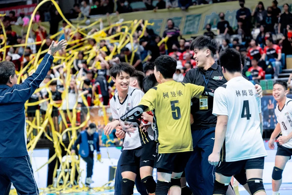 苑裡隊史首冠到手超嗨。 高中體總提供。下同。