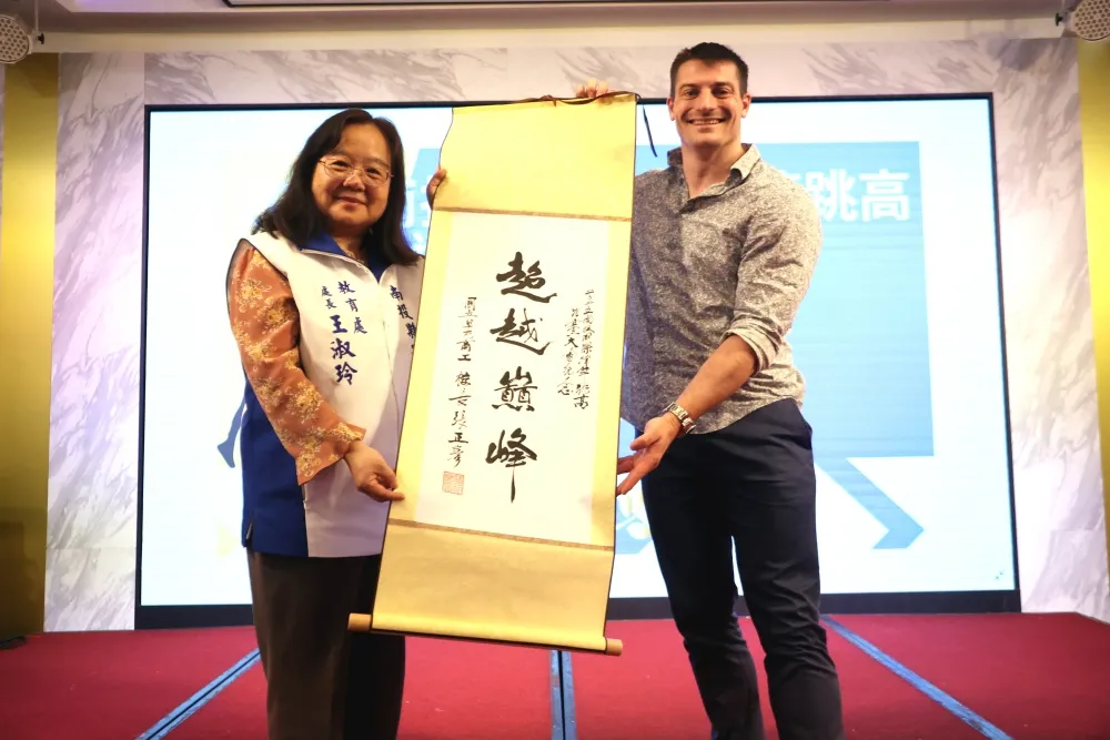 大會致贈由「台灣撐竿跳高教父」許振芳親手寫的書法給參賽外國隊伍。林嘉欣/攝影。