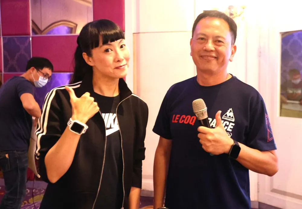 專業的中、英文主持人李秀美和許弘毅。林嘉欣/攝影。