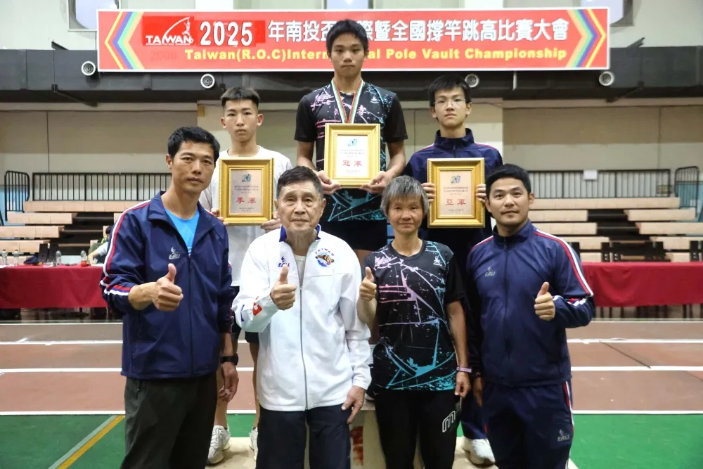 忠孝國中黃耀宗(後排中)4.61創最佳，明志國中教練楊木輝(左)是幕後功臣之一。林嘉欣／攝影。