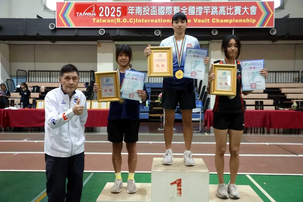 「撐竿跳高教父」許振芳頒獎給國女組前三名。林嘉欣／攝影。