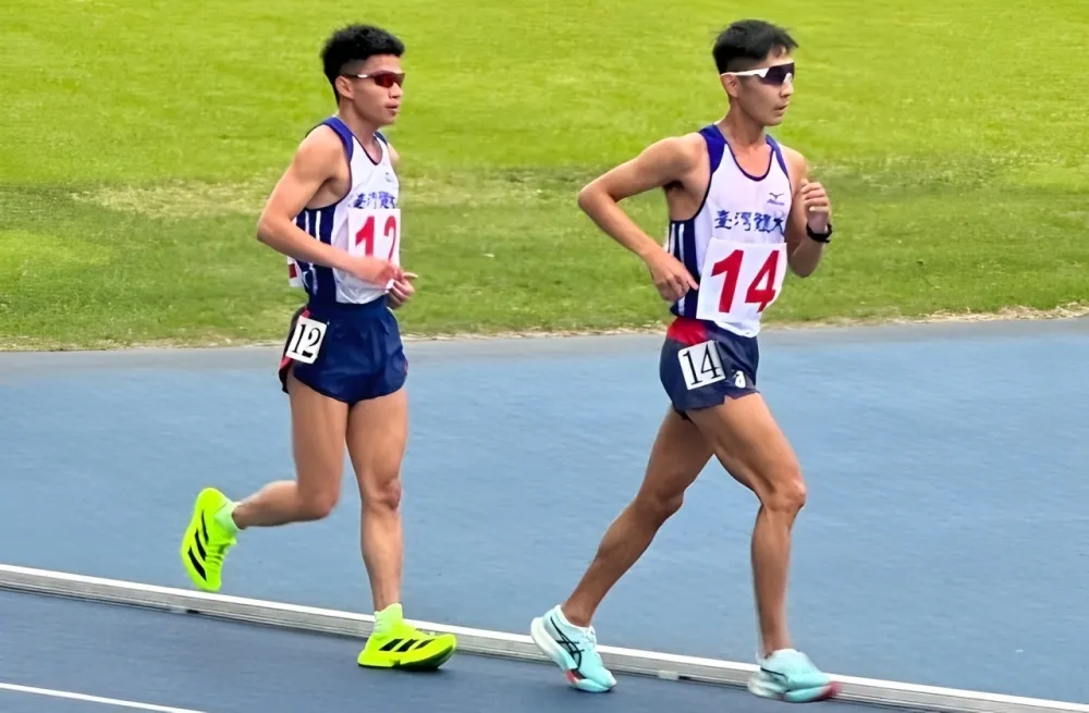 許嘉維(前)攜手學弟詹泳逵破全國。臺體大中長跑／提供。