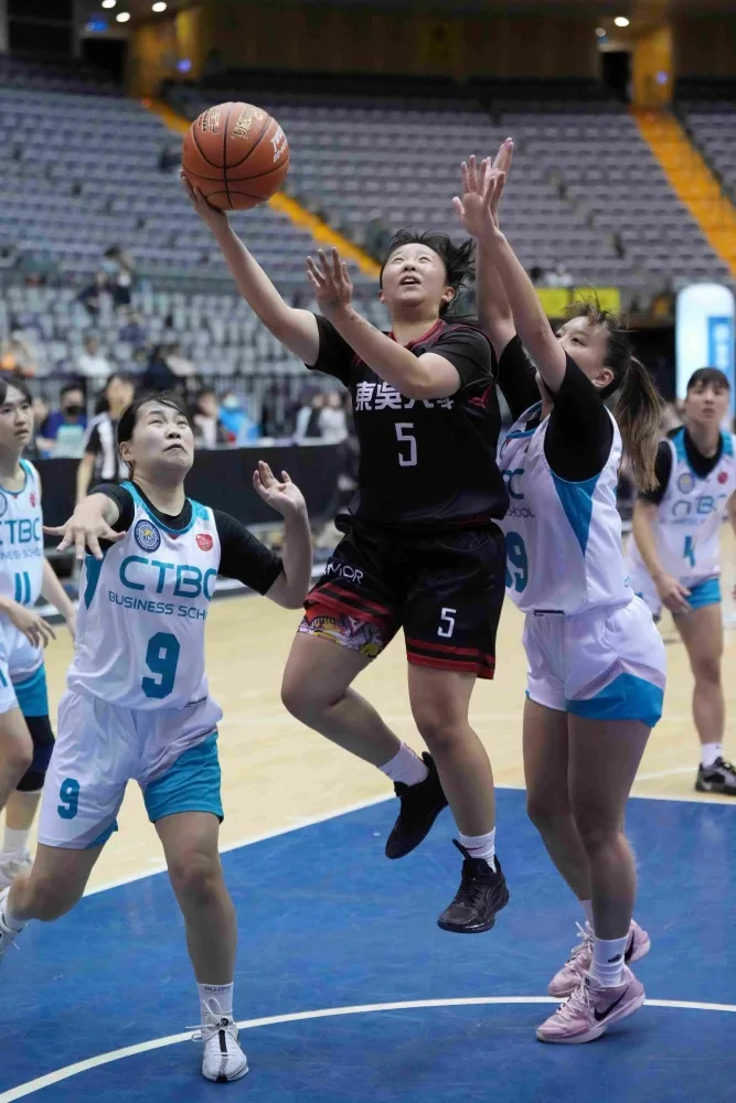 東吳大學黃郁婷拿下11分。