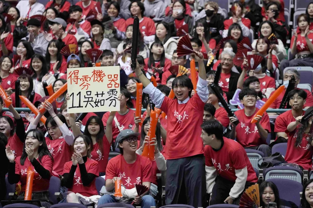 東吳大學場邊加油團熱情應援。