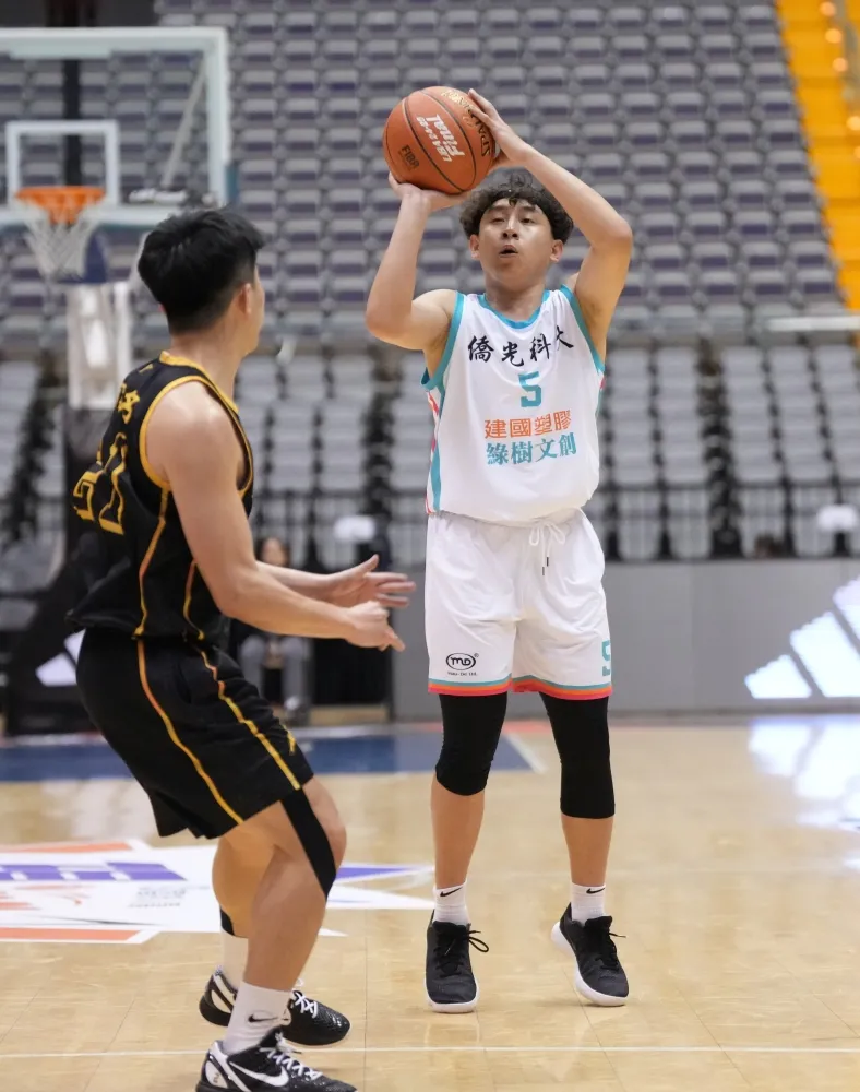 僑光科大丁偉展14分。