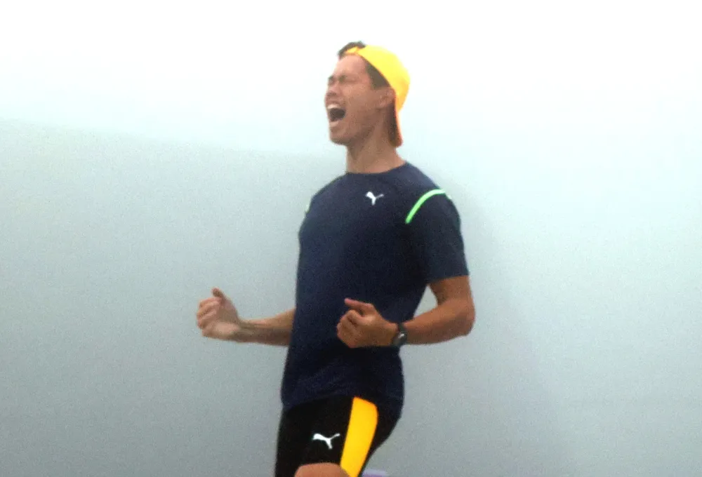 EJ在山嵐中躍過5公尺50開心大叫。林嘉欣／攝影。