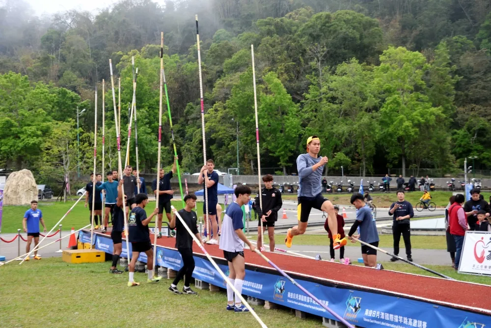 EJ Obiena(前)認為助跑是很重要的一環。林嘉欣／攝影。