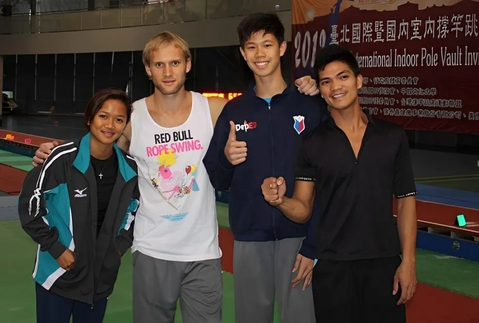 EJ Obiena(右二)2012年也來台比賽。澳洲教練Mr. Mark Stewart 提供。