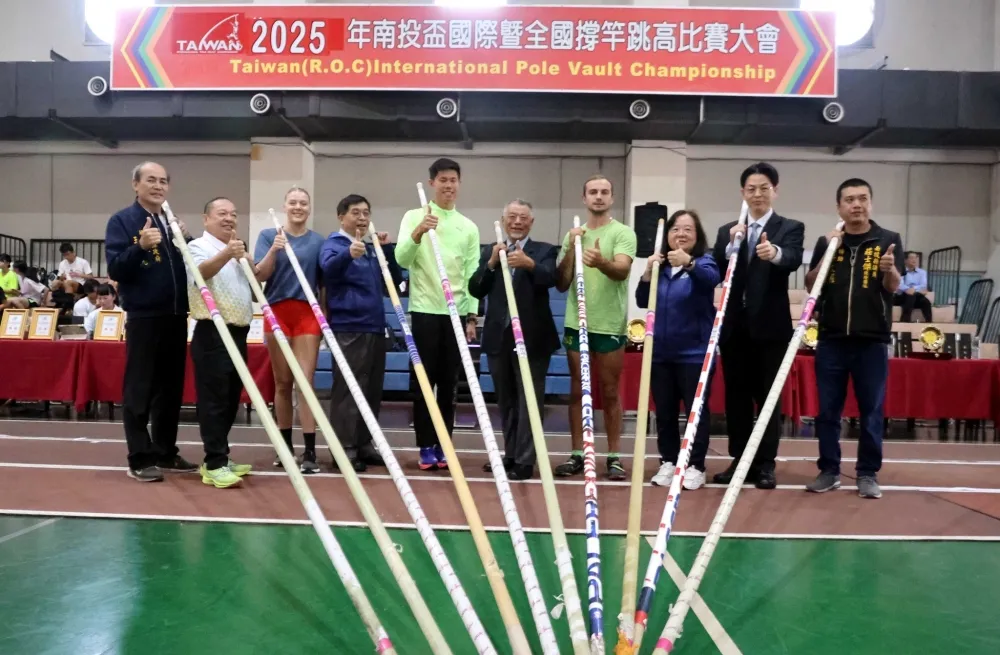 EJ(左5)成為亞洲紀錄保持人後再度「回家」參賽。林嘉欣／攝影。