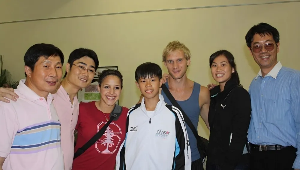 2009年EJ Obiena(中)來台比賽時的青澀模樣。澳洲教練Mr. Mark Stewart 提供。