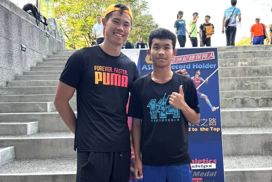 國二就被圈粉的林祺崙(右)開心和偶像EJ Obiena合影。林祺崙提供。